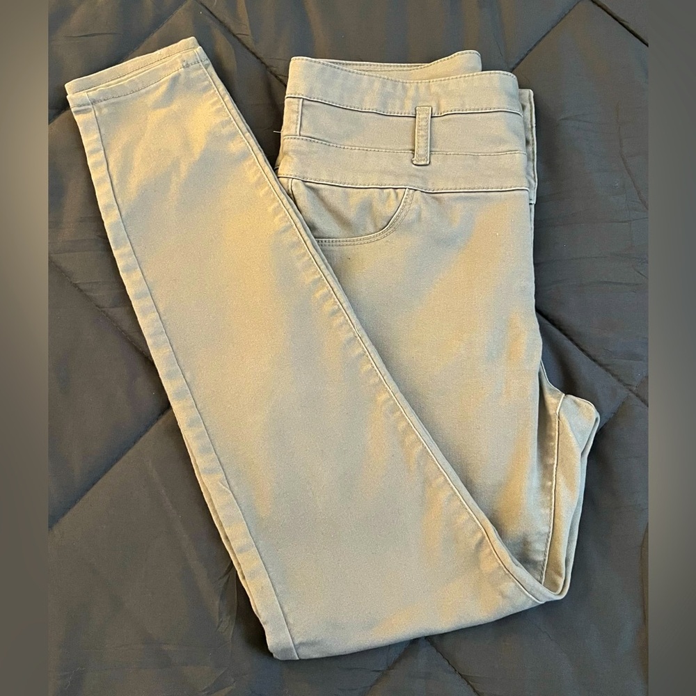 REFUGE Skinny Fit High Waisted, Three-Button Jeans With Back Pockets. Size (8)